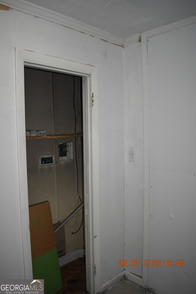 Building Photo - 1083 Nassau Pl