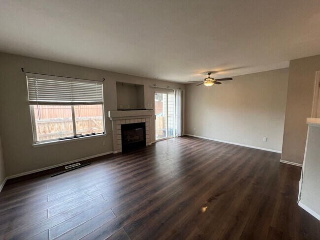 Building Photo - 3 Bedrooms 2.5 Bedroom Townhome in Quail Run Coming Soon!