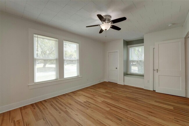 Building Photo - 1102 Hackberry St