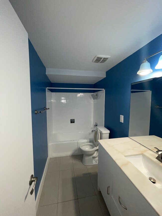 Main Bathroom - 2940 W Carson St