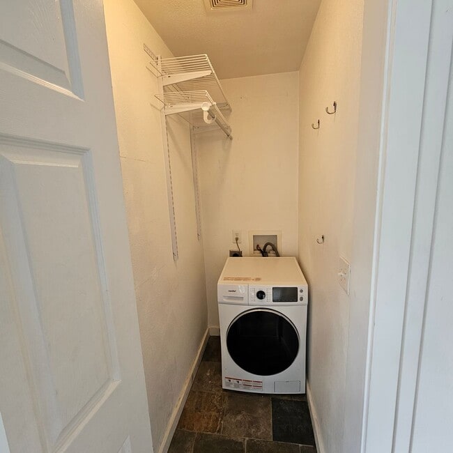 Building Photo - Home For Rent