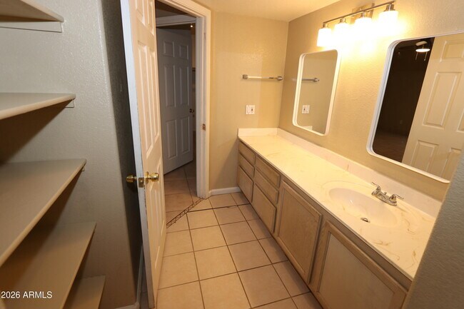 Building Photo - 1099 W Flint St