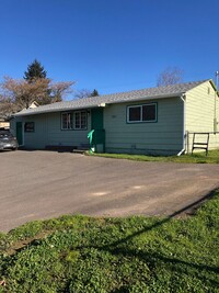 Building Photo - 3 bedroom home in Myrtle Creek