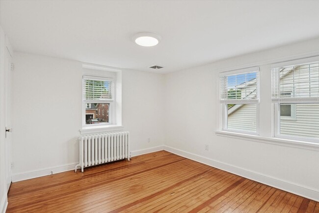 Building Photo - Renovated Home in Jackson Heights, Claymon...