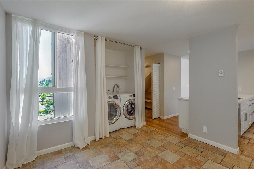 Building Photo - 2101 Shoreline