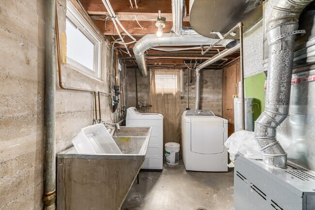 Building Photo - "Charming 3-Bed, 2-Bath Haven in Englewood – 1,499 Sq Ft of Comfort!"