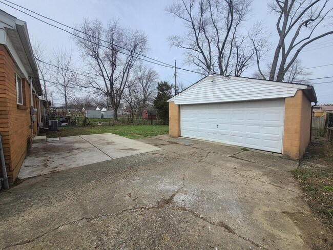 Building Photo - 1868 Argyle Dr