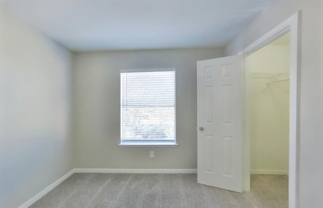 Building Photo - Chic & Comfortable 3-Bedroom Property Ready to Move In