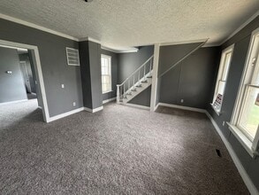 Building Photo - 621 1/2 East Adams Street, Right side