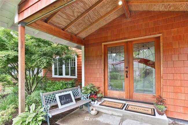Building Photo - 4 bd 2.5 bathroom single family home in Bellevue
