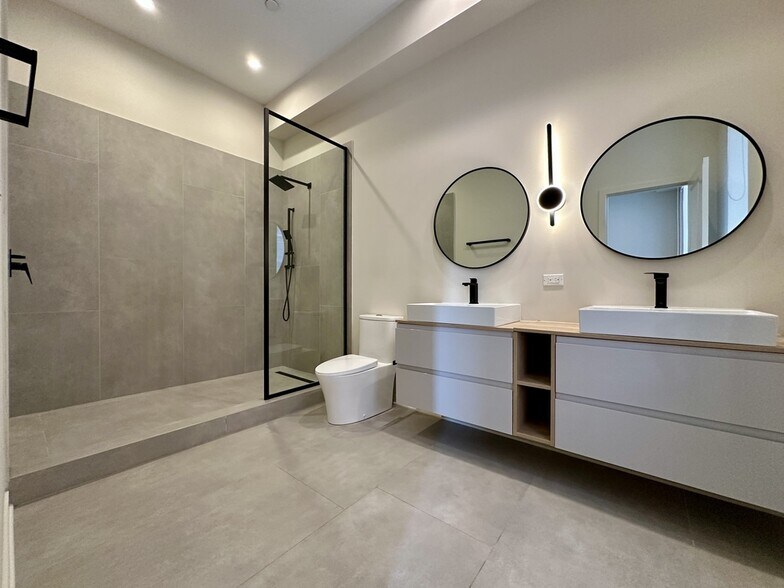 Building Photo - 3207 N Narragansett Ave