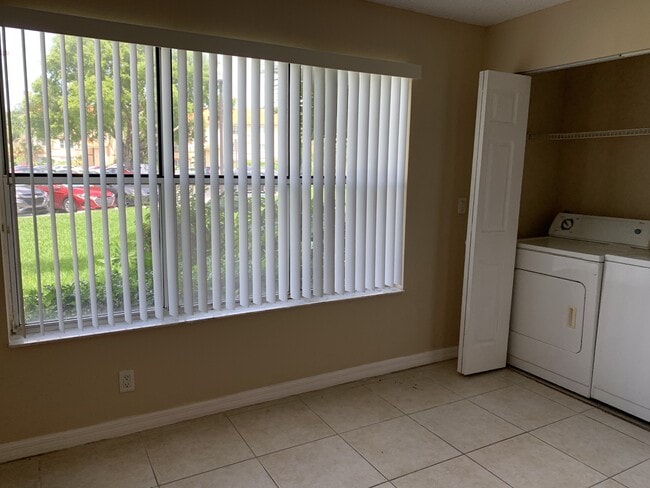 Building Photo - 3370 Pinewalk Dr N