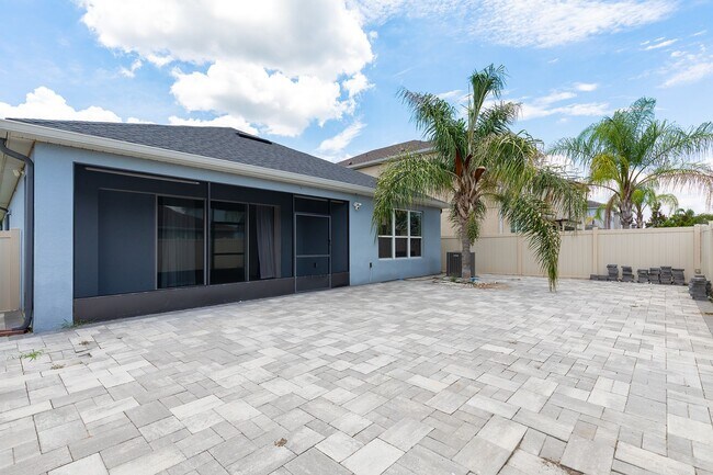 Building Photo - Swimming pool in Community here in this great 3 bdrm home!