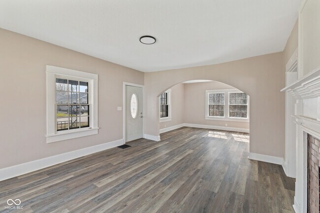 Building Photo - 320 Lockerbie St