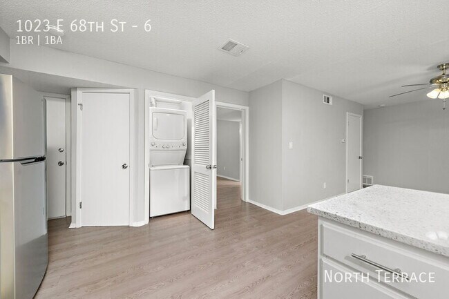 Building Photo - 1023 E 68th St