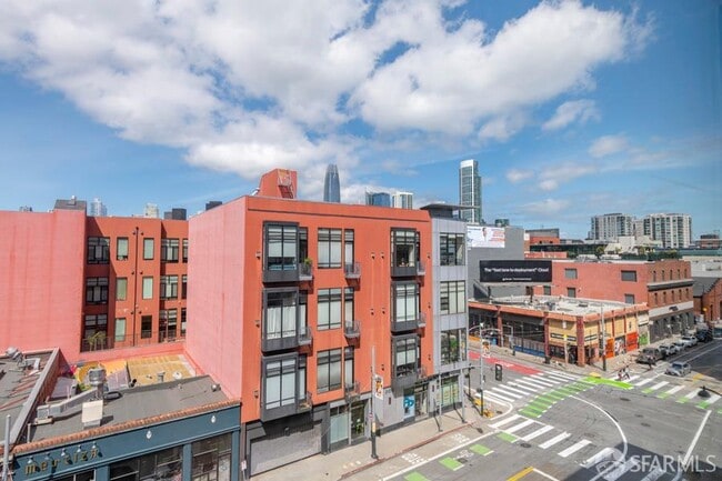 Building Photo - 250 King St