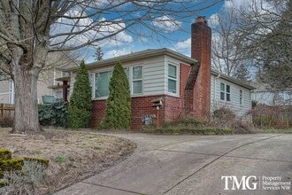 Building Photo - Eastmoreland 52nd Duplex