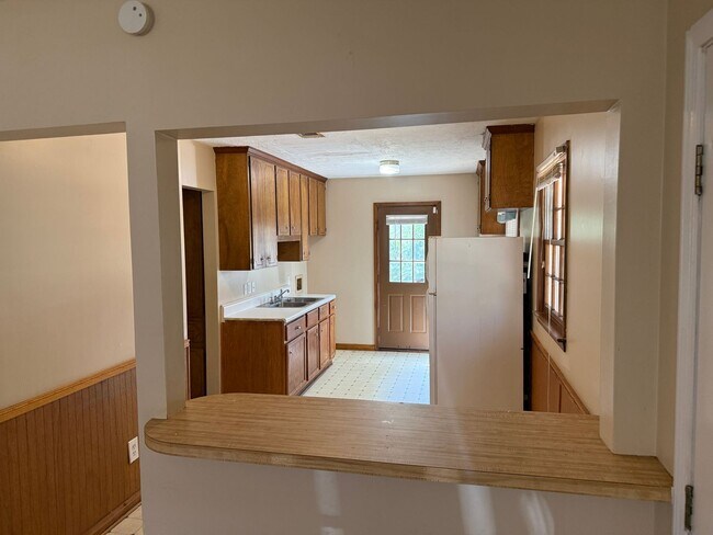 Building Photo - SELF TOURING AVAILABLE - Nice House with F...