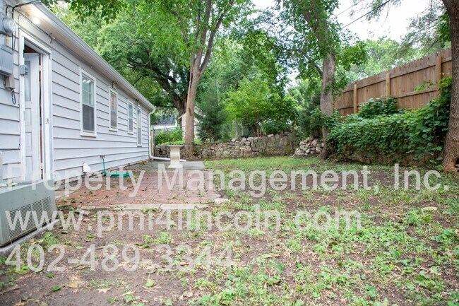 Building Photo - 2 Bedroom and 1 Bathroom Home Available For Rent!