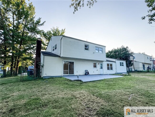 Building Photo - 742 Grove Ave