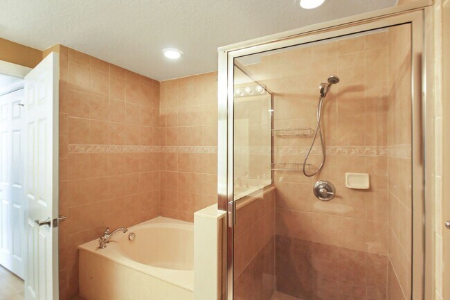 Building Photo - 800 N Tamiami Trl