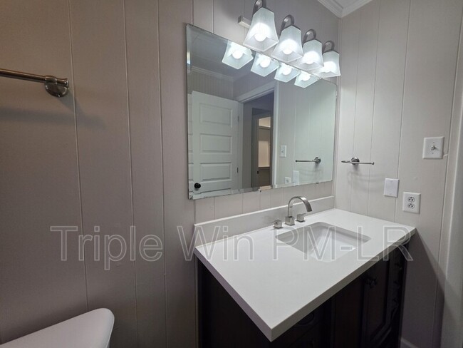 Building Photo - 16 Hum Rd