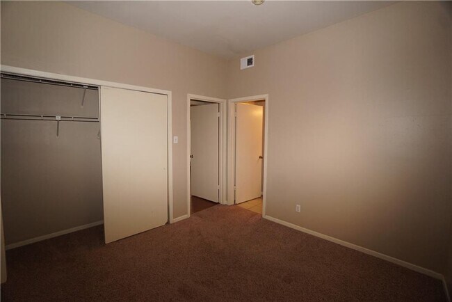 Building Photo - 712 Graham Pl