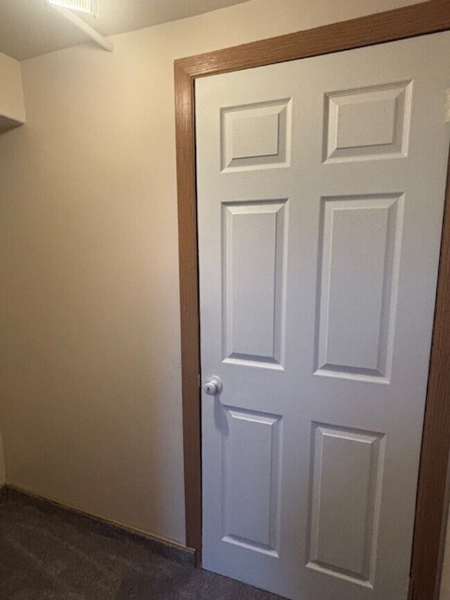 Building Photo - 419 W 5th Ave