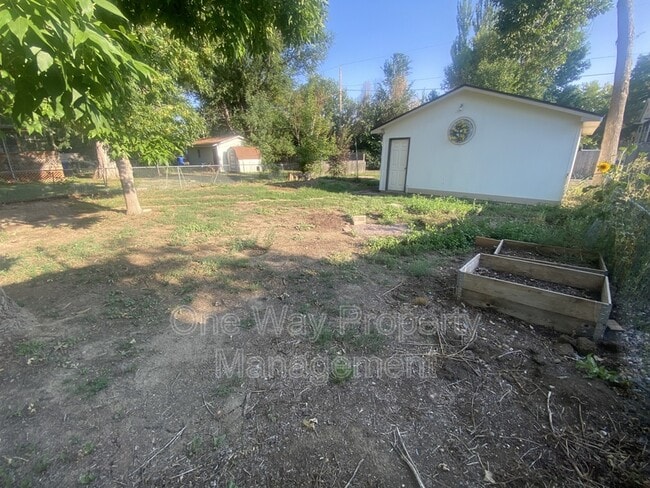 Building Photo - 1330 E 7th St