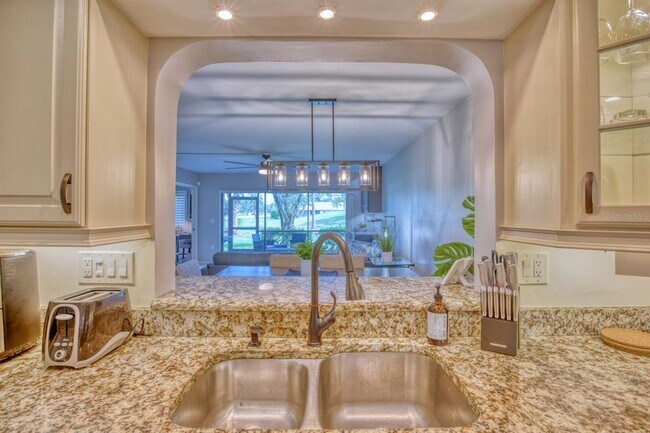 Building Photo - 5640 Golf Pointe Dr