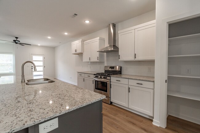 Building Photo - LIKE NEW 3-bedroom 2.5 bath Townhome in Fa...