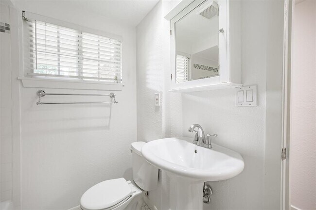 Building Photo - 10915 Cedarhurst Dr