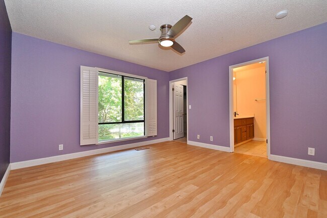 Building Photo - $3,540 / Bright & Spacious 3BR/ 2.5BA Town Home in Newark City