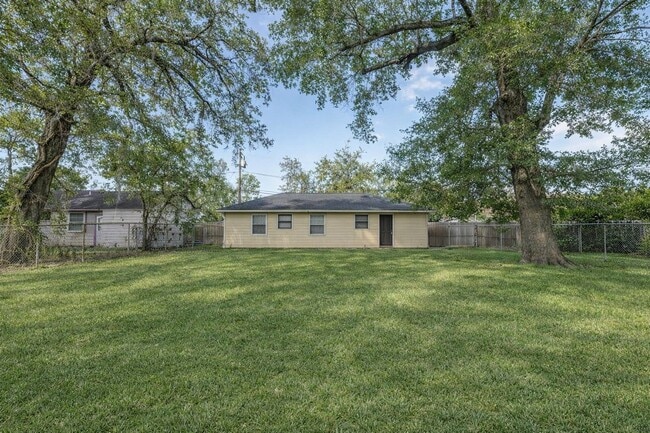 Building Photo - 9310 Forest View St