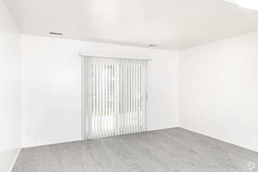 2BR, 1BA - 560SF - Living Room - Southgate Manor Apartments