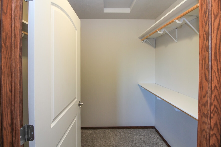 Building Photo - 320 Vernon Dr