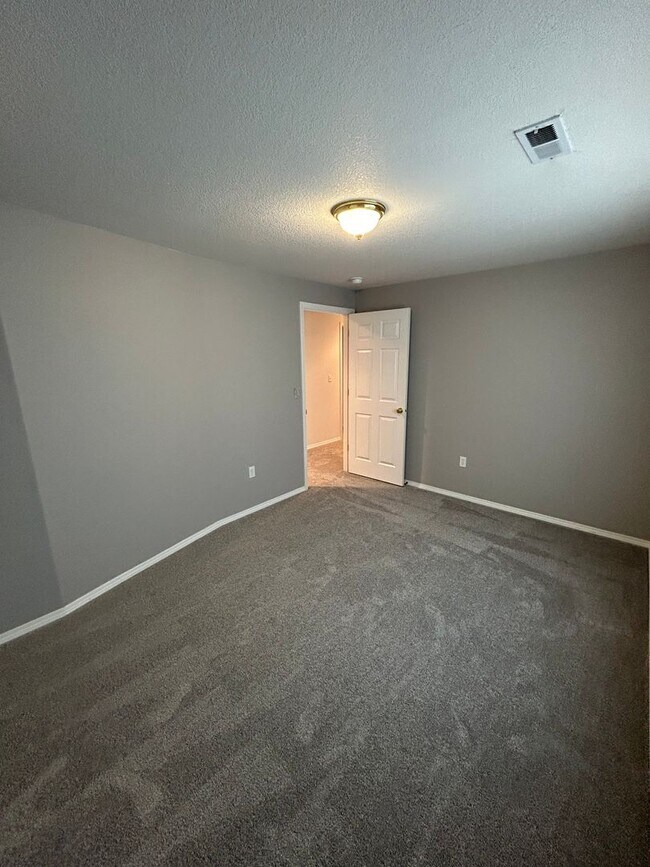 Building Photo - AVAILABLE NOW **** Charming 5-Bedroom Home...