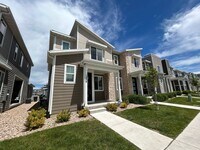 Building Photo - 3 Bedroom 2.5 Bathroom Townhouse in Payson, Utah!