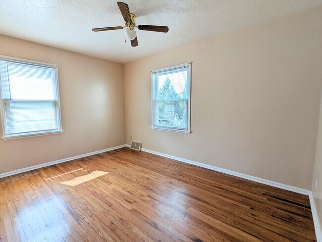 Building Photo - 3113 Silverdale Ave