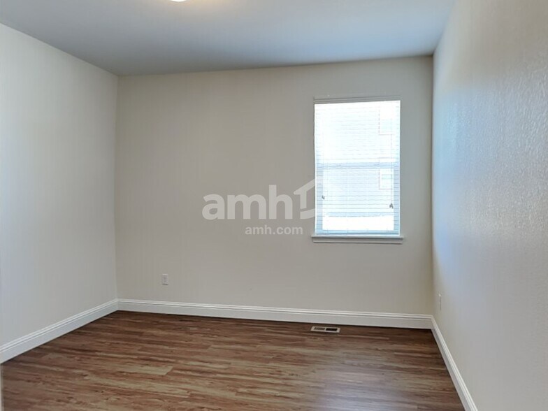 Building Photo - 10204 Dogwood St