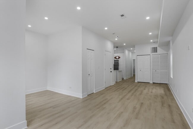 Building Photo - 1114 N Wolcott Ave