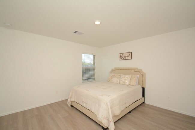 Building Photo - 379 Jewett Meadow Dr