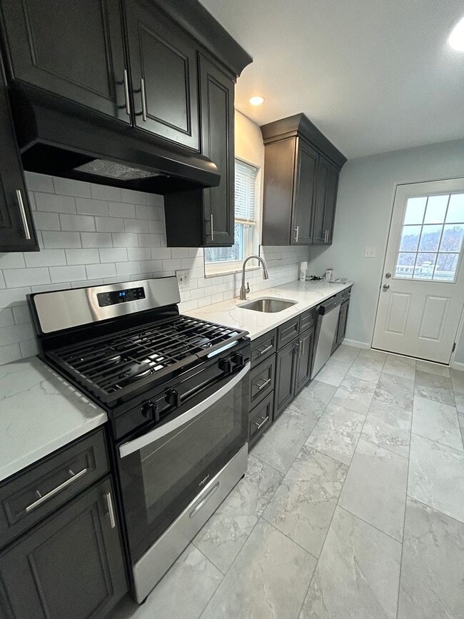 Building Photo - 506 Crescent Boulevard Extension