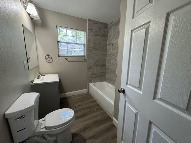 Building Photo - 704 St Clair St