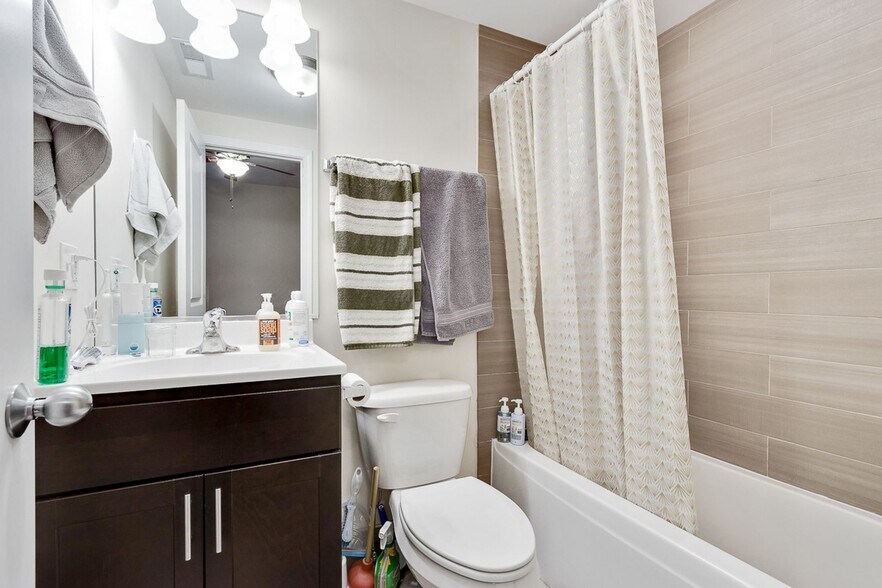 Building Photo - 1823 W Leland Ave