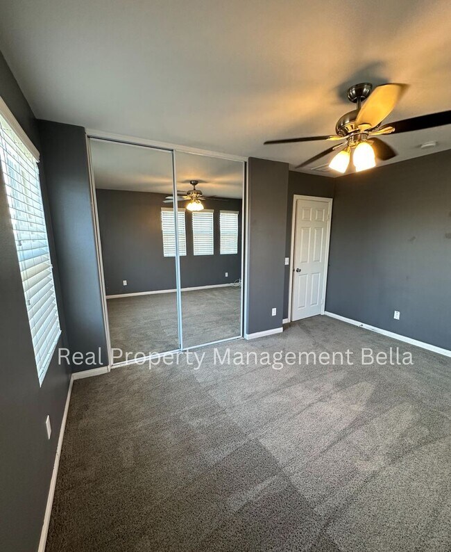 Building Photo - Cul-de-Sac Comfort + Space for Everyone