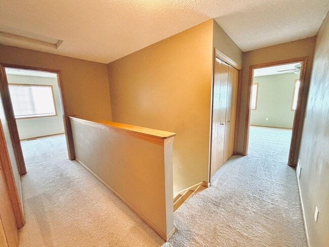 Building Photo - Spacious 3bed Townhome in Coon Rapids.  FI...