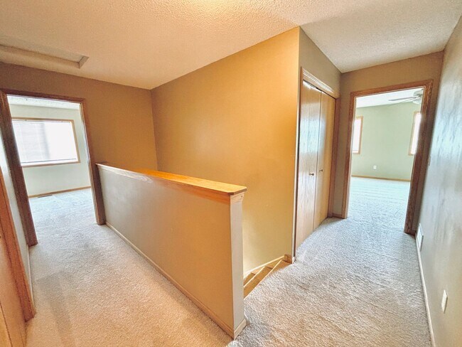 Building Photo - Spacious 3bed Townhome in Coon Rapids.  FINISHED BASEMENT