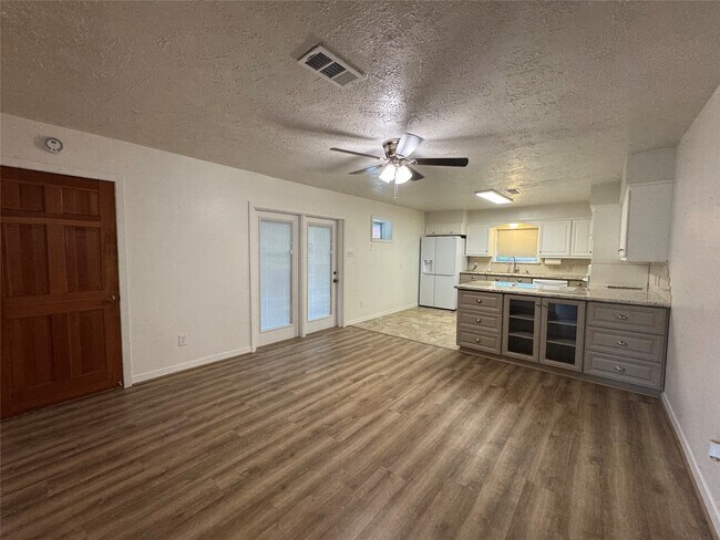 Building Photo - 2611 Prairie Ave