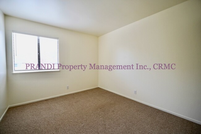 Building Photo - Corner Unit Townhome with Storage and A/C